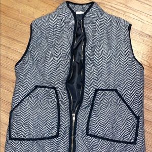 WOMENS BLACK AND WHITE HERRINGBONE QUILTED VEST